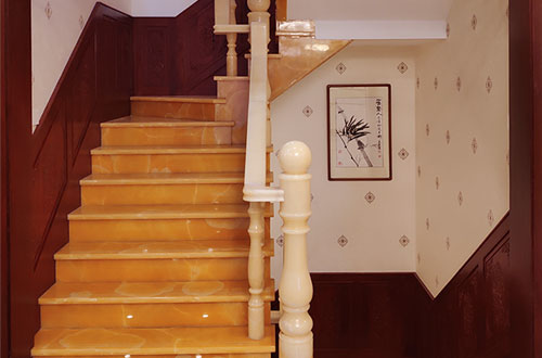诸暨中式别墅室内汉白玉石楼梯的定制安装装饰效果